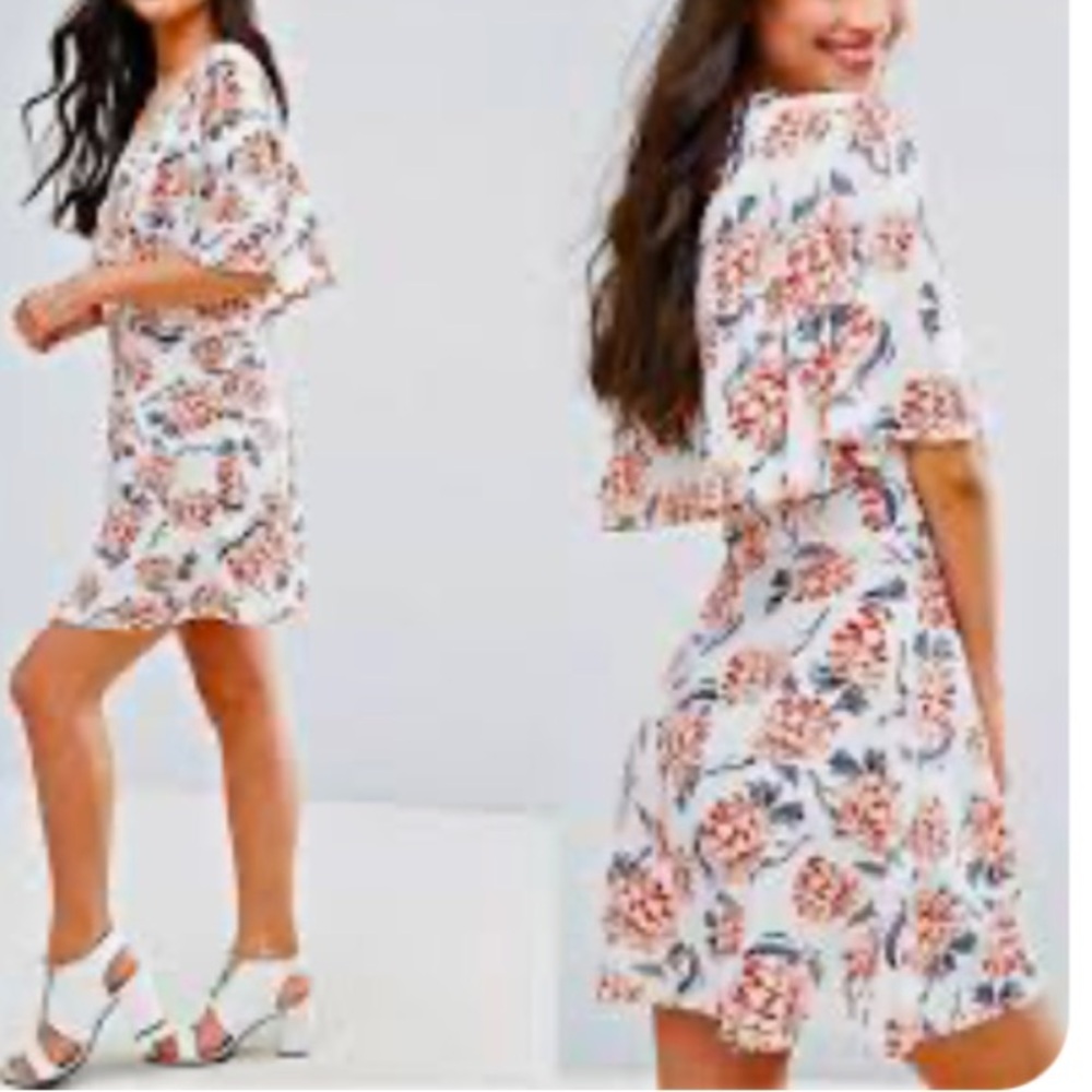 Boohoo Women’s Floral Dress Bell sleeves Size 4